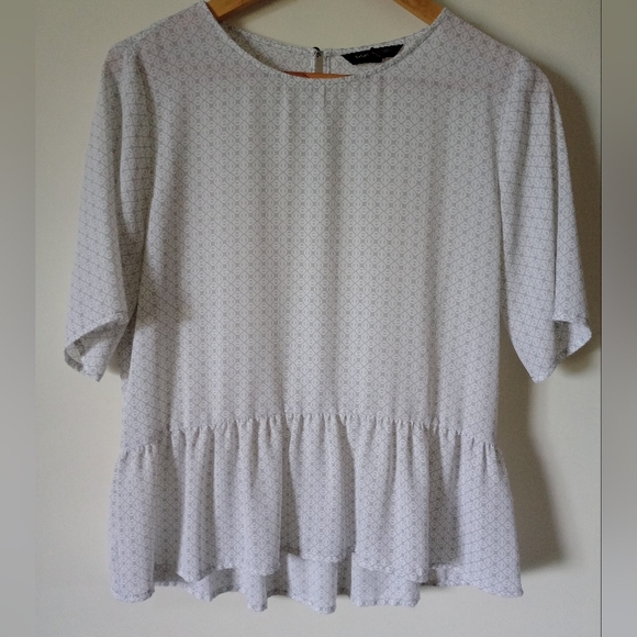 🙂Banana Republic White Blouse With Ruffle Size Small - Picture 1 of 10